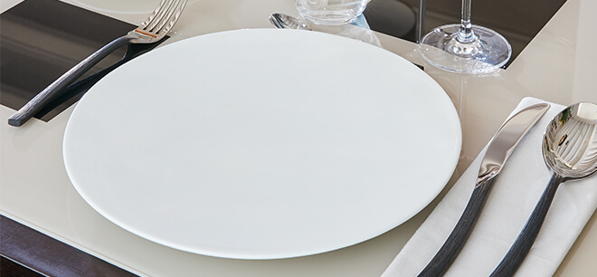 Assiette blanche en porcelain Eternity table gastronomique